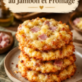 Cookies salés au jambon et fromage sur une assiette, garnis de persil frais