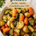 Un plat coloré de courgettes poêlées, prêt à être dégusté, avec une belle garniture.