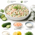 Salade crémeuse de concombre et crevettes servie dans un bol en bois.