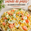 Salade de pâtes au surimi et œufs durs fraîche et colorée.