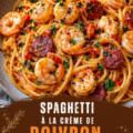 Spaghetti à la crème, chorizo et crevettes dans une assiette colorée