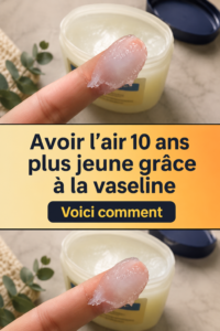 Une femme appliquant de la vaseline sur son visage pour rajeunir sa peau