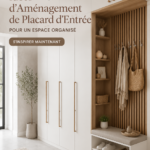 Placard d'entrée bien organisé avec des étagères et des crochets
