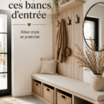 Banc d'entrée élégant en bois avec des coussins confortables, dans un hall chaleureux.