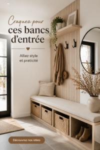 Banc d'entrée élégant en bois avec des coussins confortables, dans un hall chaleureux.