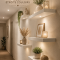 Étagères décoratives modernes installées dans un couloir étroit, optimal pour le rangement.