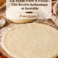 Pâte à pizza prête à être étalée sur un plan de travail en bois.