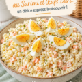 Salade de pâtes au surimi et œufs durs servie dans un bol coloré, fraîche et appétissante.