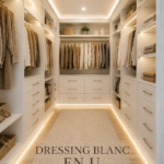 Dressing moderne en U avec finition blanche et éclairage lumineux