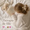 Femme créant un espace de girl therapy chez elle avec des objets apaisants et décoratifs