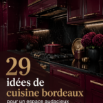 Cuisine moderne avec des meubles bordeaux, créant une ambiance chaleureuse et élégante.