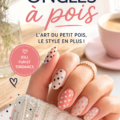Manucure à pois colorés sur des ongles longs et soignés