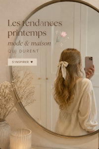 Déco printanière avec des fleurs colorées et des vêtements légers.