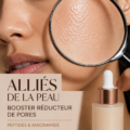Booster de pores Peptides & Niacinamide d'Allies of Skin sur une coiffeuse en bois, accompagné de produits de beauté.