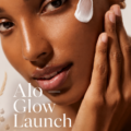 La nouvelle collection Glow de Kat Borchart pour Alo met en avant des vêtements de yoga stylés et confortables.