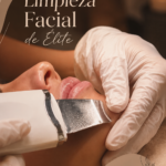 Femme souriante appliquant un nettoyant sur son visage