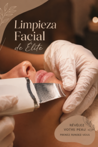 Femme souriante appliquant un nettoyant sur son visage