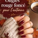 Manucure élégante avec des ongles rouge foncé en automne.