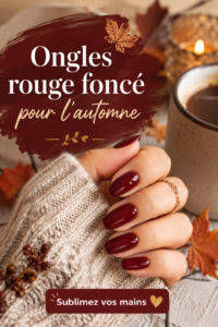 Manucure élégante avec des ongles rouge foncé en automne.