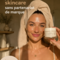 Femme créant une publicité pour un produit de soin dans son bureau, ambiance esthétique et chaleureuse