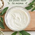 Crème faciale maison avec ingrédients naturels et fleurs.