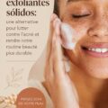 Image de savons solides exfoliants disposés sur une serviette en lin naturelle, mettant en avant leur texture et leurs couleurs.