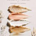 Une sélection de produits de soins de différentes textures sur un fond apaisant